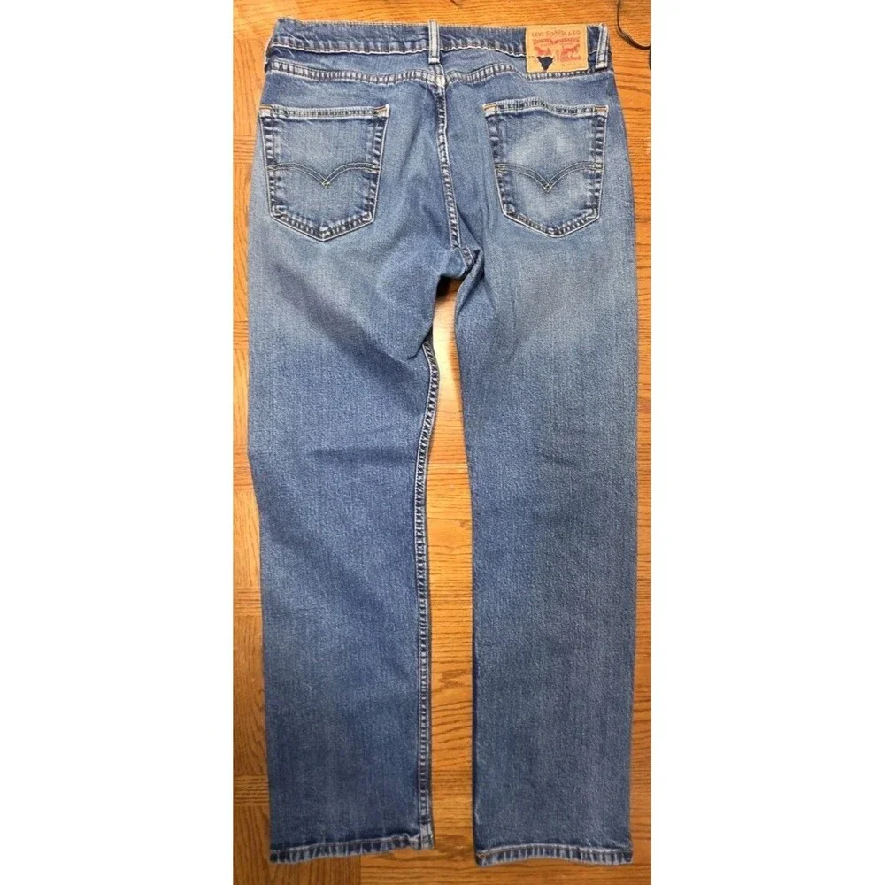 Levi's Men's Size 34 X 32 Medium Blue Denim Jeans Straight Leg